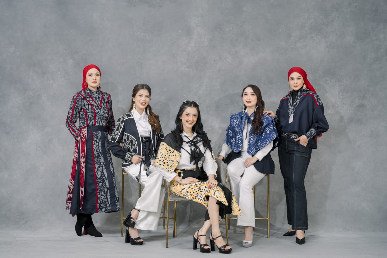 Lima perempuan mengenakan koleksi wastra Cutenik di studio