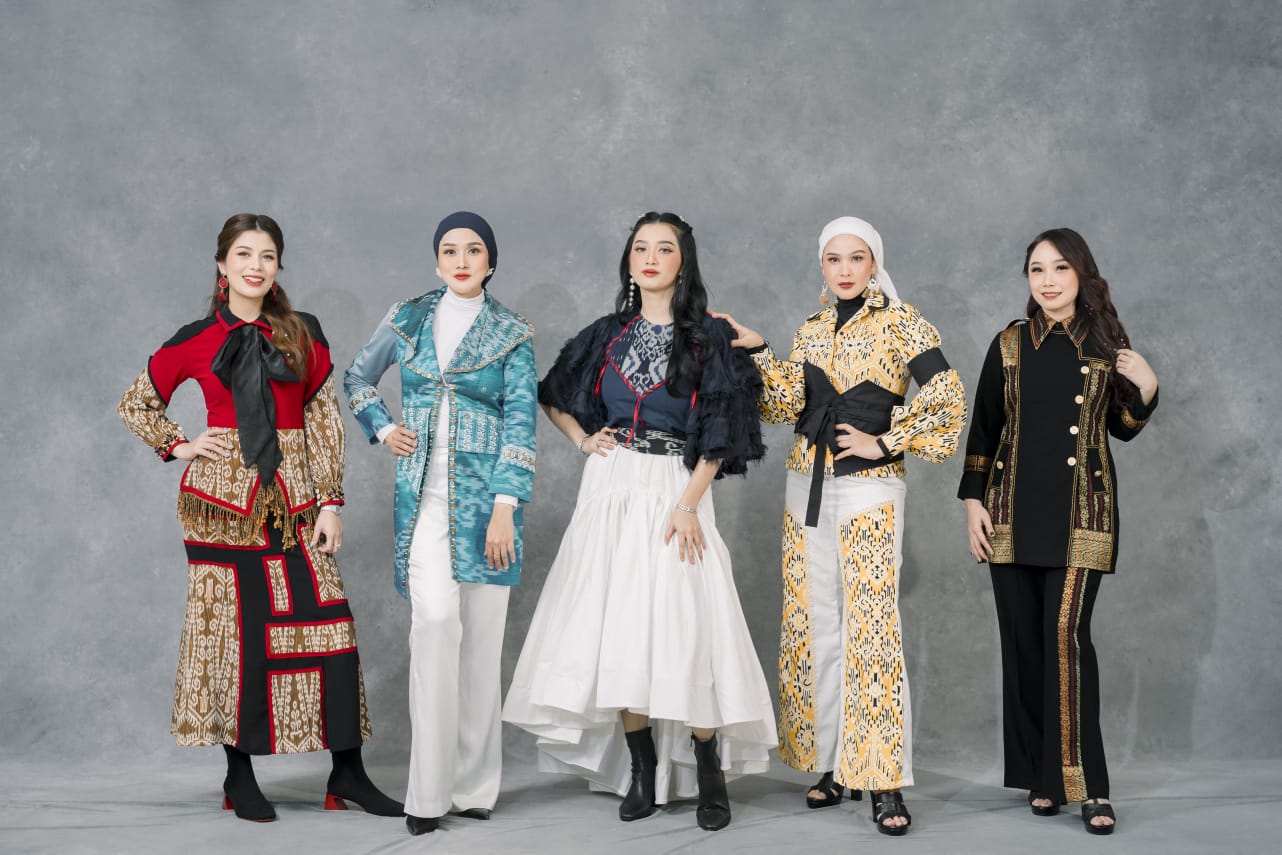 Lima model Cutenik dengan busana tenun, songket, dan batik